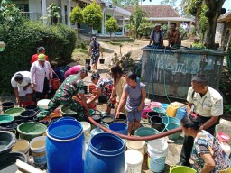 Desa Barat Lumajang di Droping Air Bersih Dampak Kekeringan