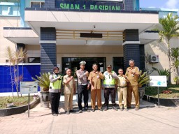 Polisi Sosialisasi Ops Zebra Semeru di SMAN 1 Pasirian Lumajang