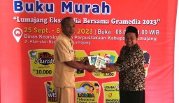 Disarpus Lumajang Terima 5 Buku Karya MTs Miftahul Ulum 2 Bakid