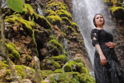 DJ Emily Buat Video Lagu Cover Indonesia Pusaka di Tumpak Sewu