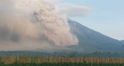 Awan Panas Semeru Mengarah ke Candipuro dan Pronojiwo Lumajang