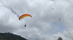 Keren.! Langit Gunung Wayang Lumajang Dihiasi Puluhahan Paralayang