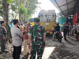 Pendistribusin Logistik Pemilu di Lumajang DIkawal Aparat Bersenjata