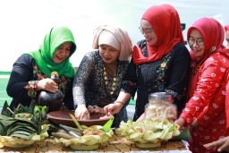 Festival Rujak Otek di Wisata Pinusan Sumberwuluh Lumajang Meriah