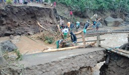 Banjir Bandang Tiris Probolinggo Putuskan Jembatan dan Ratusan Warga Terisolisi