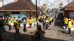 Fraksi Golkar Bersama Forkompinka Kunir Gelar Penyemprotan Disinfektan