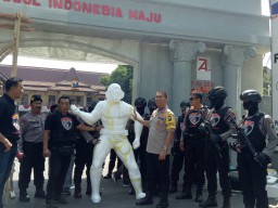 Polres Lumajang Mengusung Gerbang Iconic Captain Cobra di depan Mako