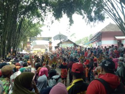 Ribuan Wisatawan Padati Ritual Pendem Kepala Sapi Semeru di Sumbermujur