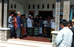 Wakil RektorIII bersama Dosen IAI Syarifuddin Takziyah Ke Almarhum Ruslich