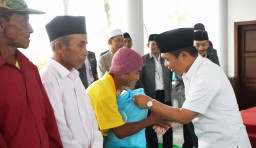 Cak Thoriq Salurkan Bantuan IGTKI Lumajang Bagi Warga BSD