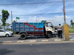 Kurang Waspada, 2 Truk Tabrakan Alami Ringsek di Sukodono Lumajang