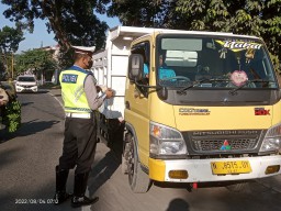 Satlantas Polres Lumajang Razia 12 Sopir Truk Langgar Jam Operasional