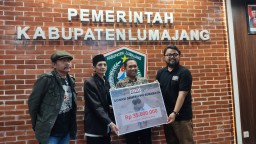 PFI Serahkan Donasi Semeru ke Bupati Lumajang