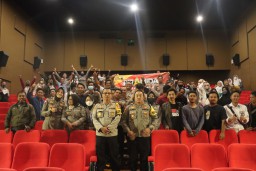 Polres Lumajang Bersama Wartawan Gelar Nobar Film Sayap-sayap Patah