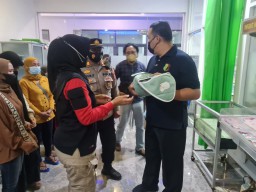 Polisi Serahkan Bayi Dibuang ke Pangkuan Orang Tuanya di Lumajang