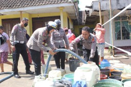 Krisis Air Bersih, Satlantas Polres Lumajang Bagikan Ribuan Liter Air Secara Gratis