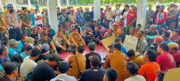 Sopir Truk Pasir Lumajang Demo di Depan Pemkab Lumajang, Ini Tuntutannya