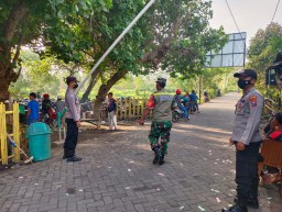 Ombak Pasang, Polsek Pasirian Himbau Pengunjung Tak Mandi di Laut