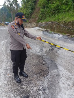 Polsek Candipuro Beri Police Line di Jalan Retak Arah Jembatan Gladak Perak