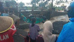 Truk Pasir Terseret Banjir Lahar Semeru, Ini Himbauan Kapolsek Candipuro