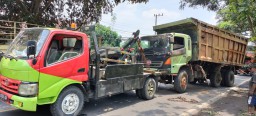 Bruak, 2 Truk Derek Tabrakan di Desa Banyuputih Lor Lumajang