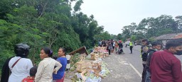 Truk Muatan Jeruk Adu Banteng di Jalan Ranuyoso Lumajang