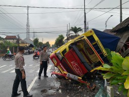 Selip, Truk Sosor Warung Makan di Jalan  Swandak Lumajang