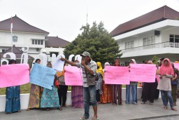 Warga Desa Dawuhan Wetan Lumajang Tak Dapat BLT BBM, Ngeluruk ke Kantor Bupati