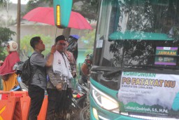 Kapolres Lumajang Kawal Pemberangkatan Rombongan Harlah 1 Abad NU