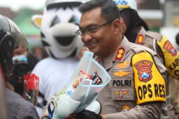 Kapolres Lumajang Bagi-Bagi Bunga, Ops Keselamatan Semeru 2023 Mulai Digelar