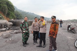 Berangkat Sekolah Pelajar di Lumajang Sebrangi Aliran Lahar, AKBP Boy Turun Tangan