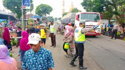 Antisipasi Macet, Polisi Atur Lalin di Pasar Wates Wetan Lumajang