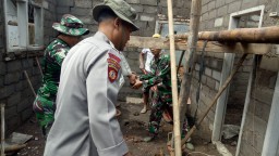 Gotong Royong Bangun Rumah di Pasirian Lumajang, Wujud Sinergitas TNI Polri