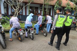 Satlantas Polres Lumajang Razia Knalpot Brong di SMAN 1 Senduro