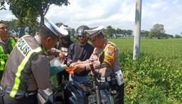 Pemudik Kehabisan Bensin, Satlantas Polres Lumajang Beri Bensin Gratis