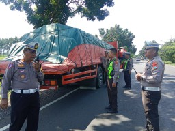 Nekat Beroperasi Saat Lebaran Truk di JLT Lumajang Kena Tilang Polisi