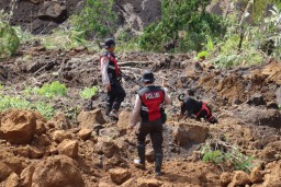 Kerahkan K9 Cari Korban Longsor di Pronojiwo Lumajang