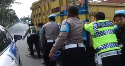 Polisi Bantu Dorong Truk Mogok di Jalan Raya Kedungjajang Lumajang