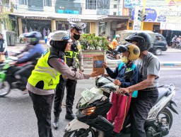 Satlantas Lumajang Beri Hadiah Snack Pada Anak-anak Tertib Lalin