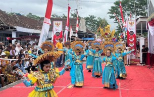 Polisi Amankan Kemeriahan Karnaval HUT RI 79 di Desa Pulo Lumajang