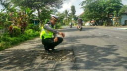 Jalan Berlubang Sumbang 30 Persen Angka Kecelakaan di Lumajang