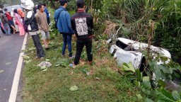 Oleng, Zuzuki Swift Nyungsep ke Parit di Jalur Sukosari-Jatiroto