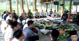 Makan Ketupat Bersama, Warga Tanggung Lestarikan Budaya di Pemandian Alam Sumber Pakel