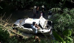 Kurang Waspada, Mobil Mazda Putih Nyungsep ke Jurang