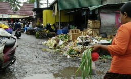 Infrastruktur Rusak, Pasar Pasirian Mulai Becek dan Kotor Dengan Sampah