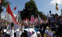 Aksi Depan DPRD Lumajang, Ribuan Santri Tolak Full Day School