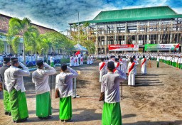 Sarungan, Santri Miftahul Ulum Bakid Kibarkan Bendera Merah Putih HUT RI ke-72