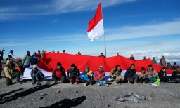 Tim Ekspedisi Kodim 0821 Kibarkan Merah Putih Dipuncak Tertinggi Pulau Jawa Mahameru