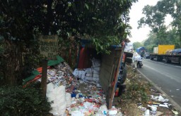 Rem Blong, Truck Muatan Kertas Terguling di Jalur Ranuyoso