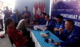 Hari Terakhir, Indah dan Ngateman Ikut Daftar Bacabup Lumajang ke Demokrat